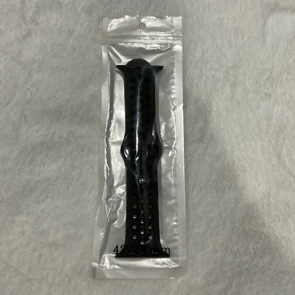 NWOT Apple Watch sports band (42/44)